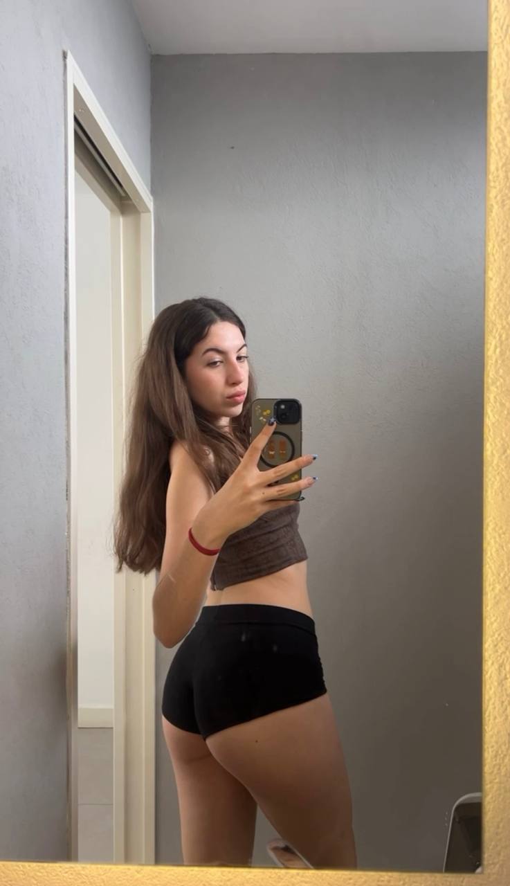 Amber in her underwear in Chongju