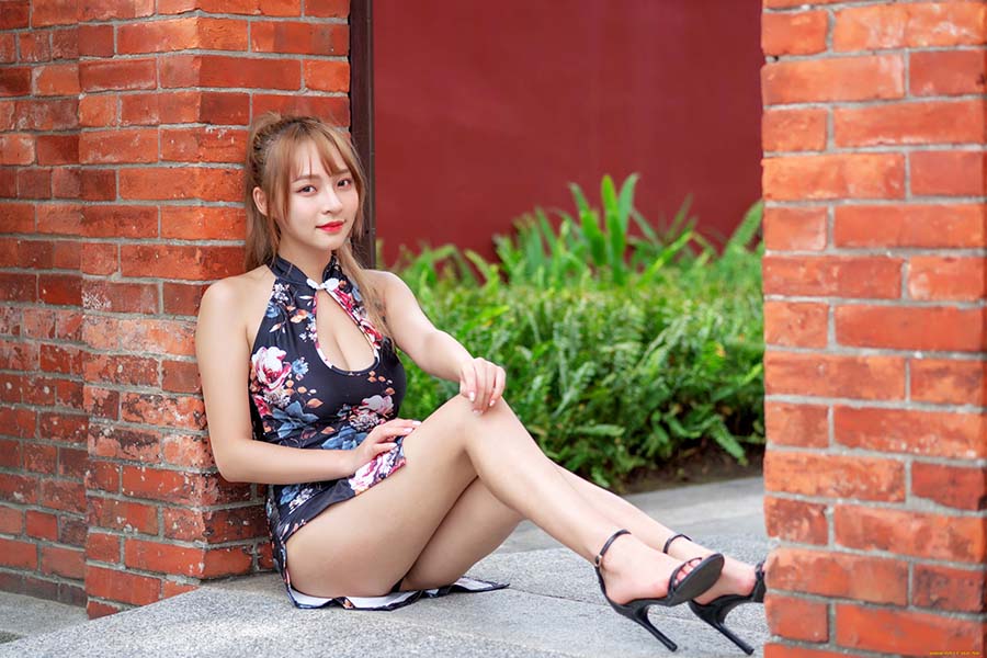 Girls in short dresses in Chongju