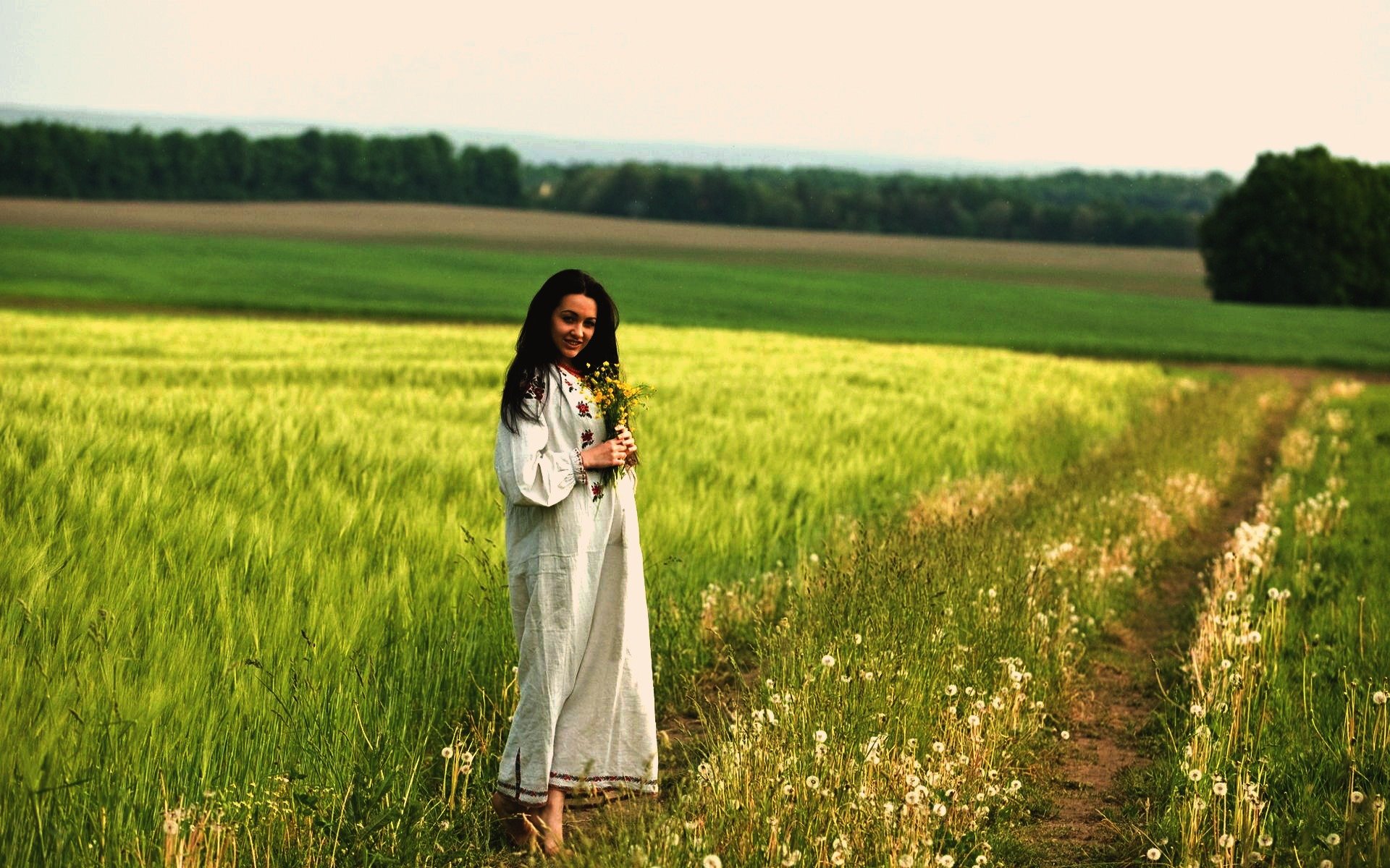 Women in Slavic costumes in Chongju